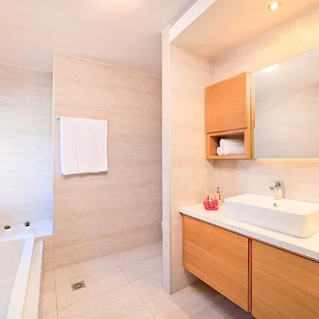 וילה Acrothea Heated Pool